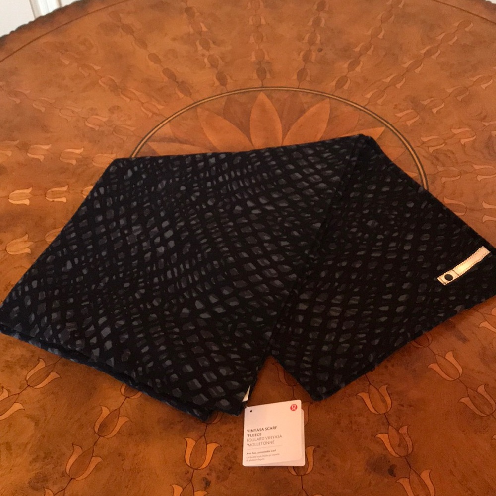 ⭐️NWT⭐️Lululemon Vinyasa Scarf Fleece
